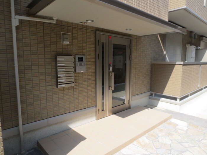 物件外観写真3　(エントランス部分)