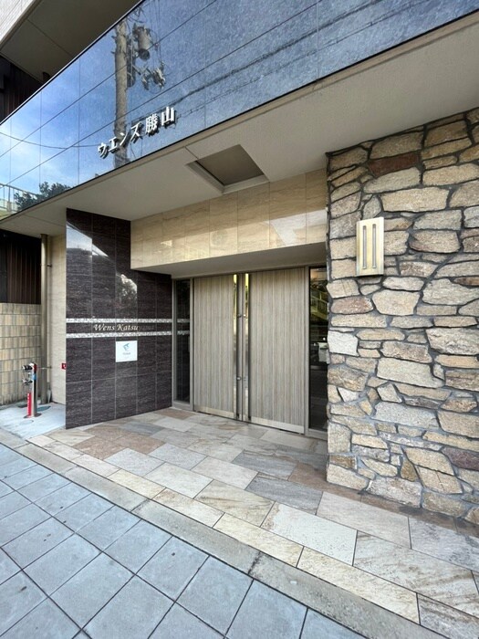 物件外観写真2　(エントランス部分)