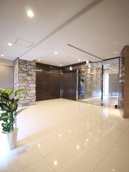 物件外観写真6　(エントランス部分)