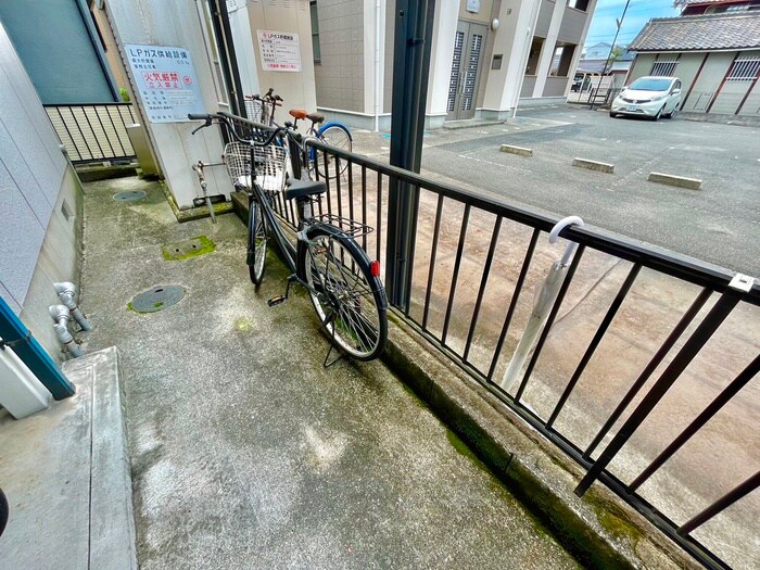 物件外観写真2　(駐輪場)