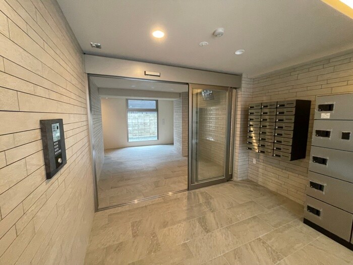 物件外観写真2　(エントランス部分)