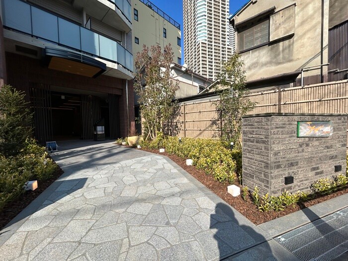 物件外観写真2　(エントランス部分)