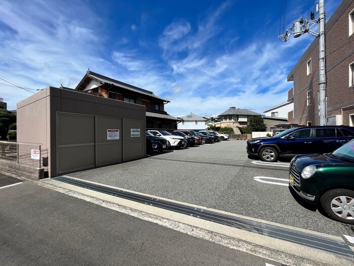 物件外観写真6　(駐車場)