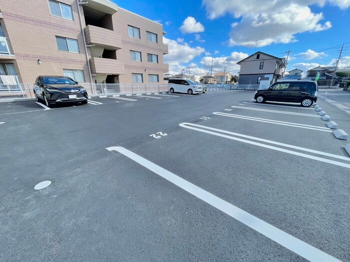 物件外観写真2　(駐車場)