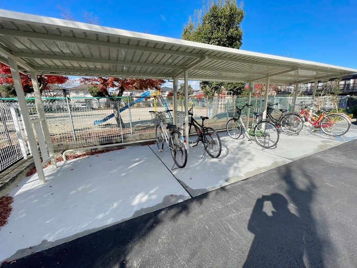 物件外観写真3　(駐輪場)