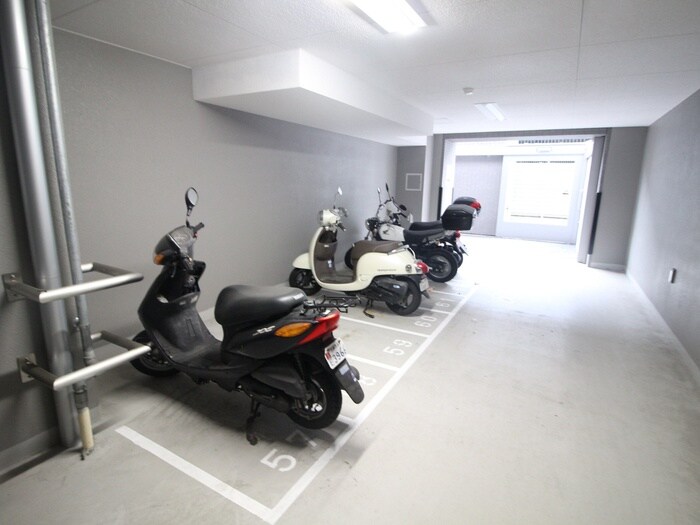 物件外観写真3　(バイク置き場)