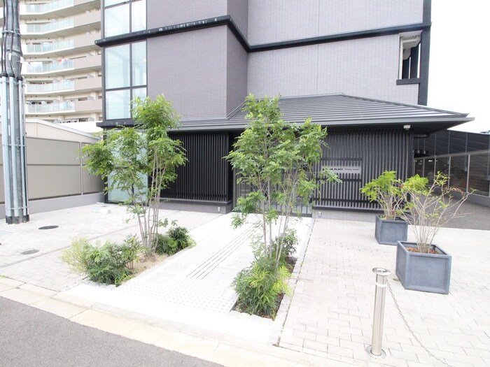 物件外観写真4　(エントランス部分)