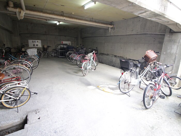 物件外観写真4　(駐輪場)