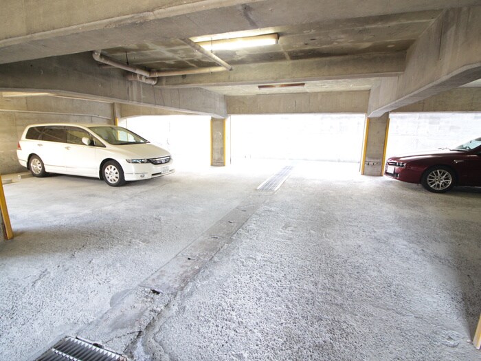 物件外観写真5　(駐車場)