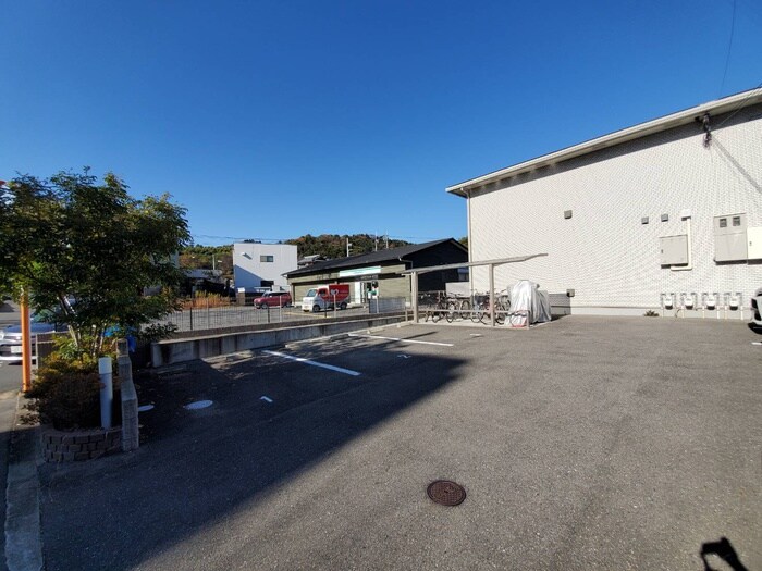 物件外観写真4　(駐車場)