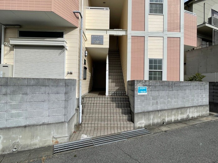 物件外観写真3　(エントランス部分)