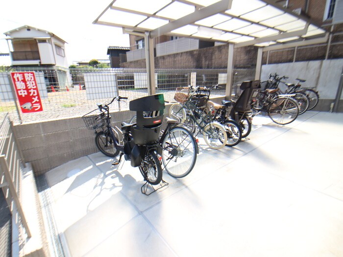 物件外観写真3　(駐輪場)