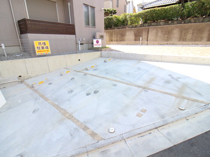 物件外観写真4　(駐車場)