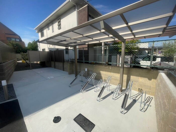 物件外観写真3　(駐輪場)