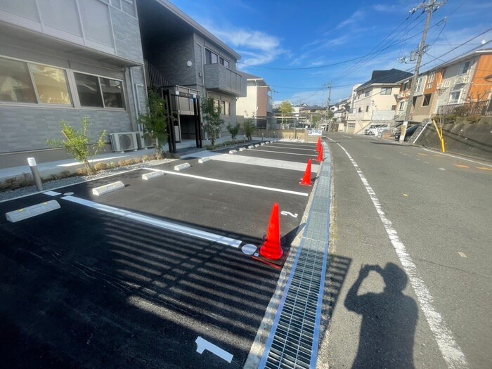 物件外観写真4　(駐車場)