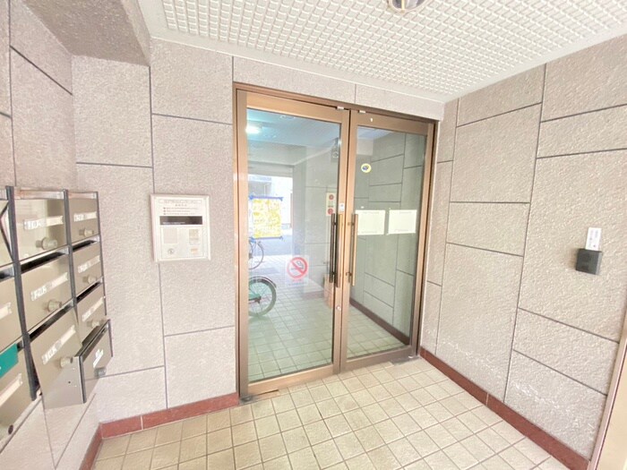 物件外観写真2　(エントランス部分)