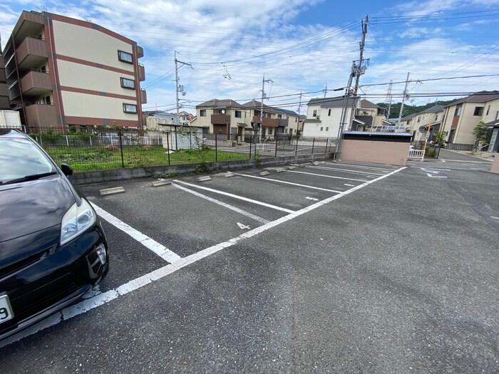 物件外観写真5　(駐車場)