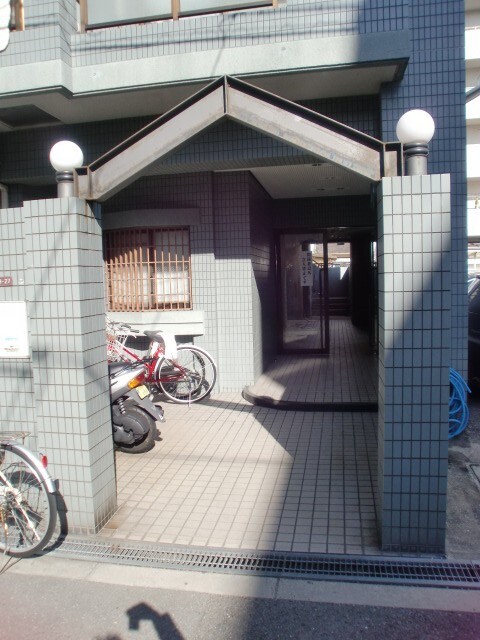 物件外観写真2　(エントランス部分)