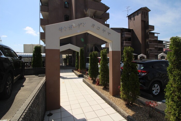 物件外観写真3　(エントランス部分)