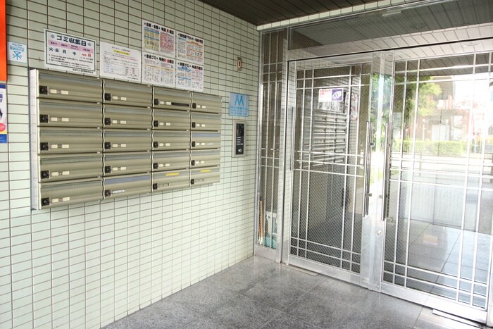 物件外観写真3　(エントランス部分)