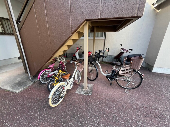 物件外観写真2　(駐輪場)