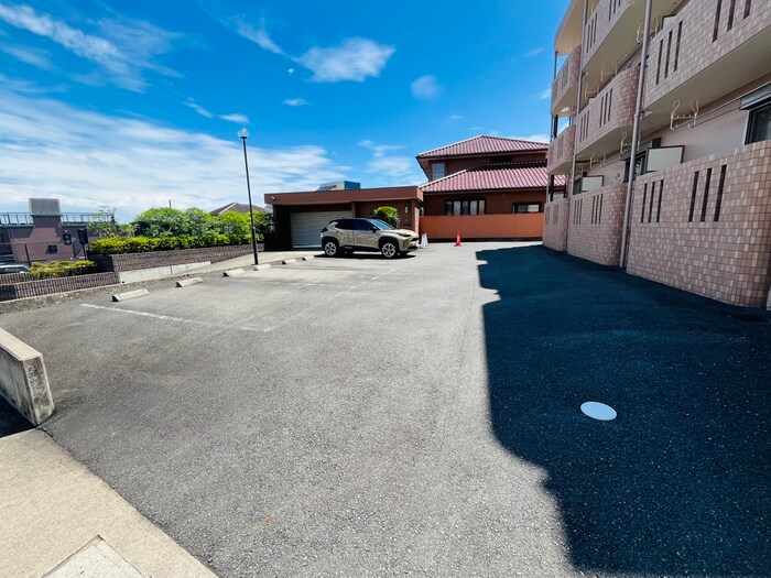 物件外観写真6　(駐車場)