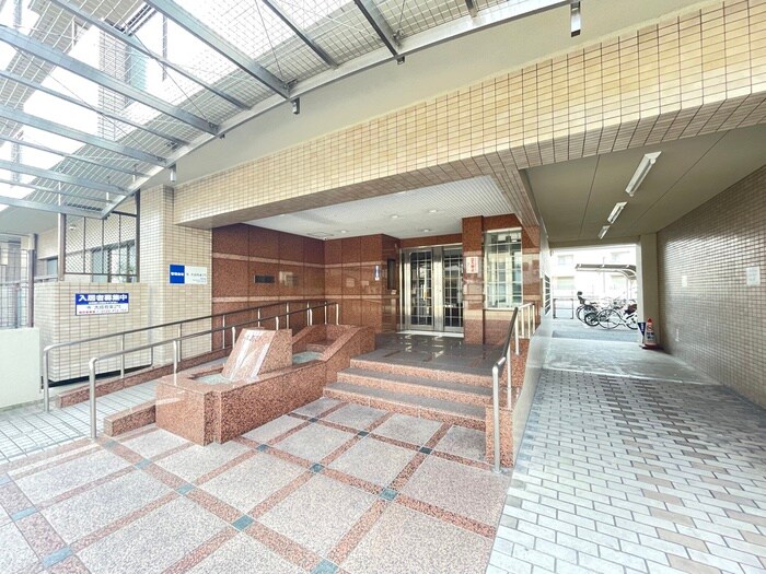 物件外観写真2　(エントランス部分)