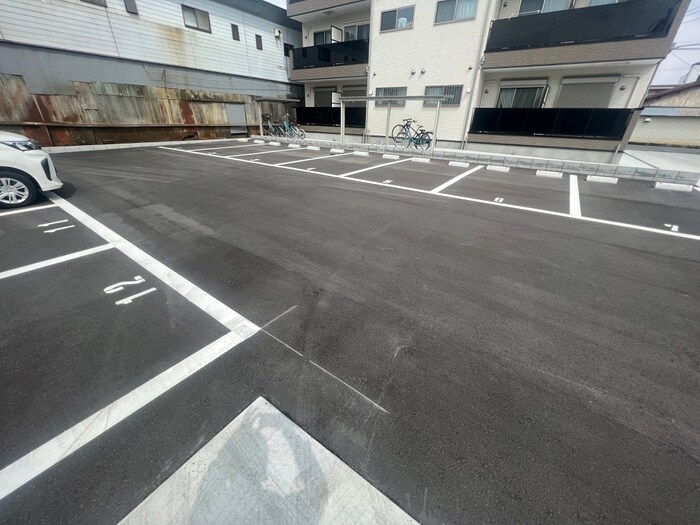 物件外観写真6　(駐車場)