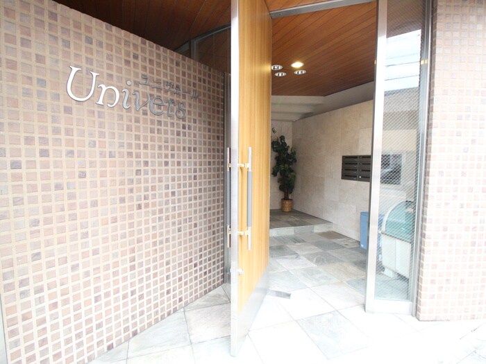 物件外観写真2　(エントランス部分)