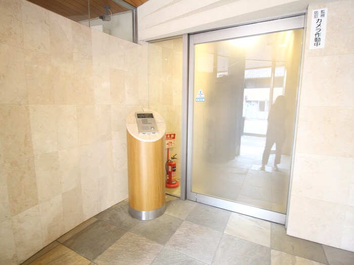 物件外観写真3　(エントランス部分)