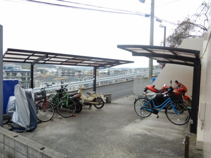 物件外観写真4　(バイク置き場)