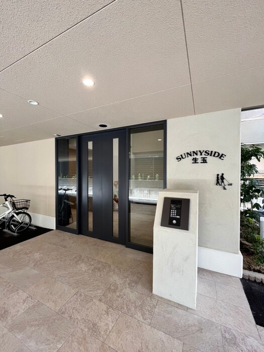 物件外観写真2　(エントランス部分)