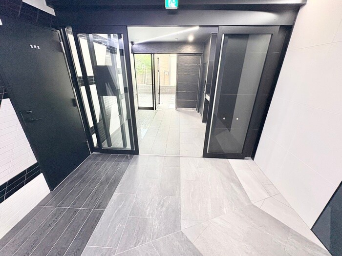 物件外観写真4　(エントランス部分)