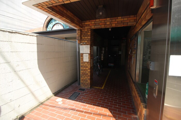 物件外観写真4　(エントランス部分)