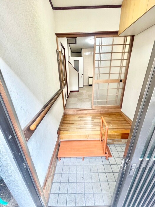 物件内観写真7　(玄関)