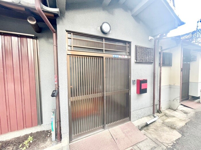 物件外観写真3　(エントランス部分)