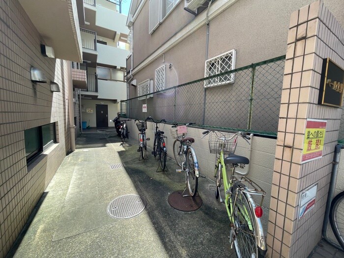 物件外観写真2　(駐輪場)