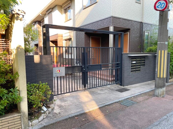 物件外観写真6　(エントランス部分)