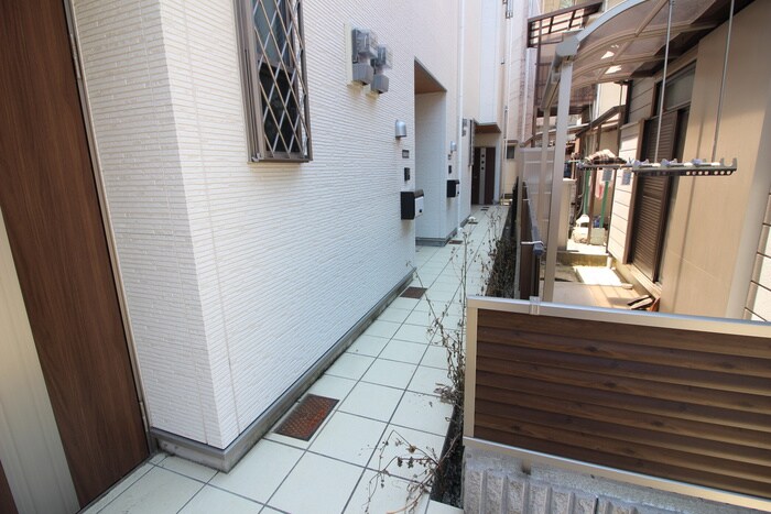 物件外観写真3　(エントランス部分)