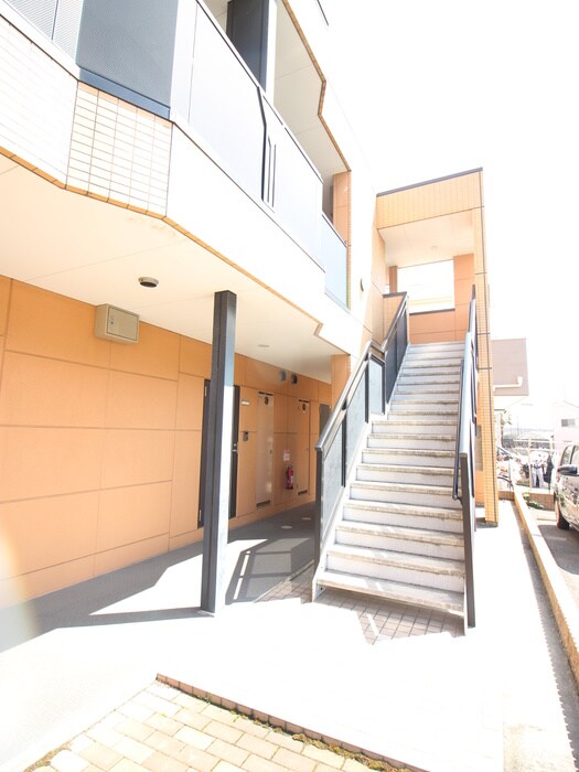 物件外観写真2　(エントランス部分)