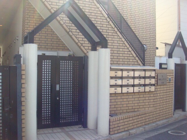 物件外観写真2　(エントランス部分)