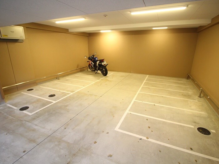 物件外観写真6　(バイク置き場)