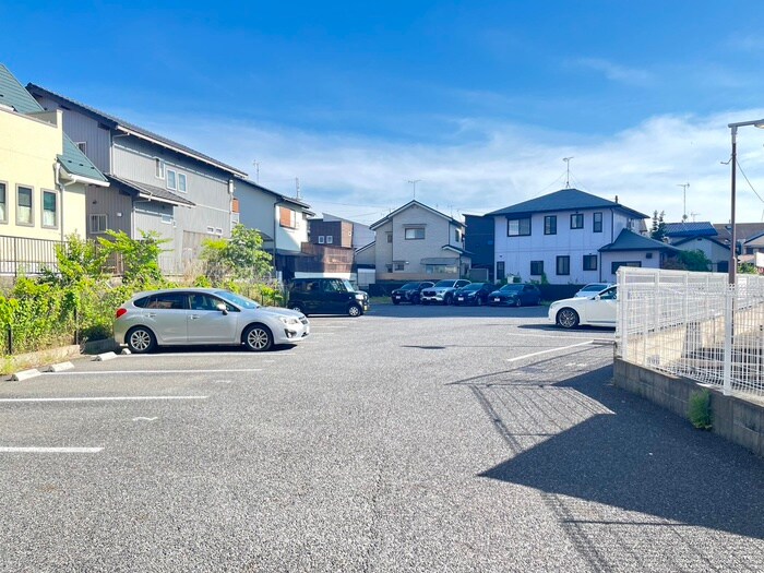物件外観写真2　(駐車場)