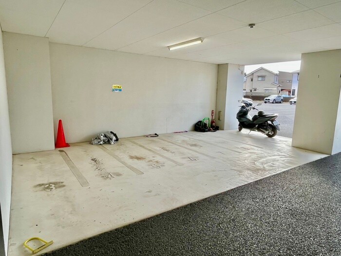 物件外観写真6　(バイク置き場)