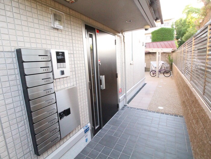 物件外観写真3　(エントランス部分)