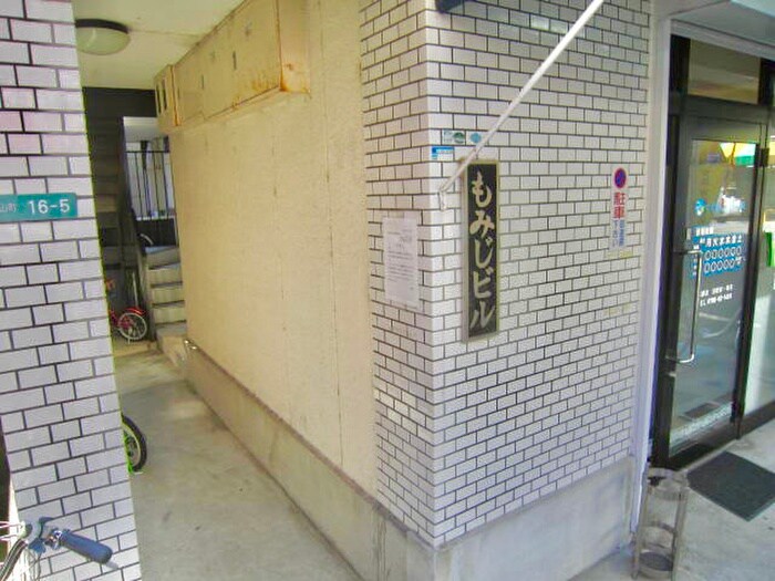 物件外観写真6　(エントランス部分)