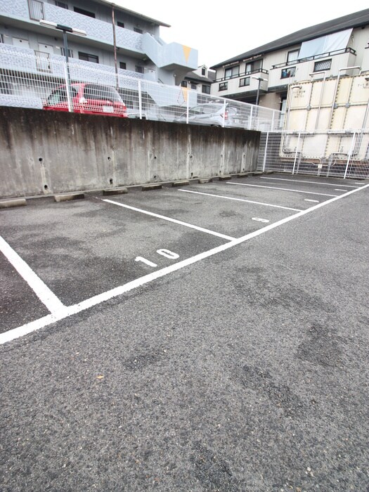 物件外観写真5　(駐車場)