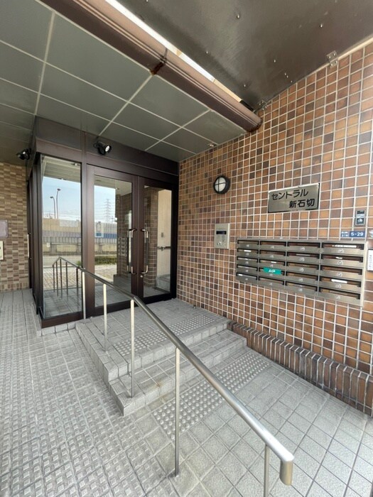 物件外観写真3　(エントランス部分)