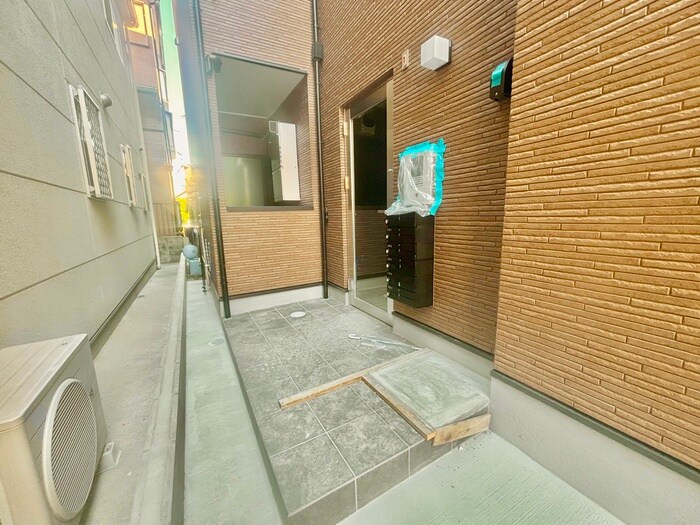 物件外観写真2　(エントランス部分)