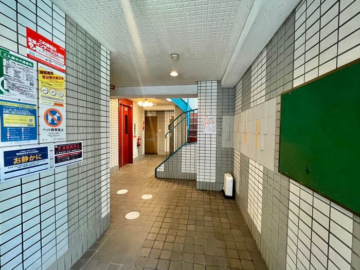 物件外観写真3　(エントランス部分)